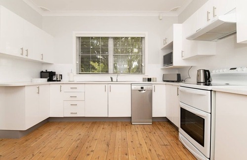 Orange East House | Cox Cottage - Spacious Family Home, Pets Allowed