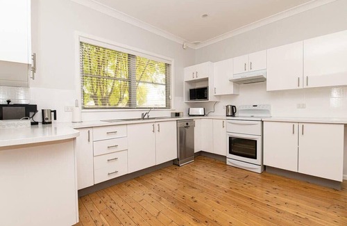 Orange East House | Cox Cottage - Spacious Family Home, Pets Allowed
