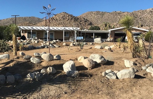 Joshua Tree House | COYOTE CREEK RETREAT - Semi-Rural Monument Views Stargazing Jacuzzi Vintage LPs