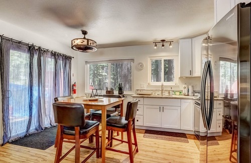 North Upper Truckee Cabin | Coziness Cabin - Remodelled Tahoe Cabin in the Woods!