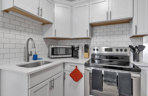 Front Park Apartment | Cozy 1 Bed in Historic Mansion