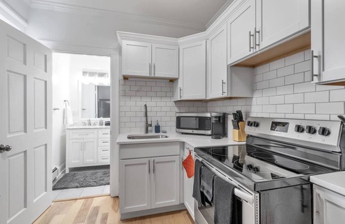 Front Park Apartment | Cozy 1 Bed in Historic Mansion