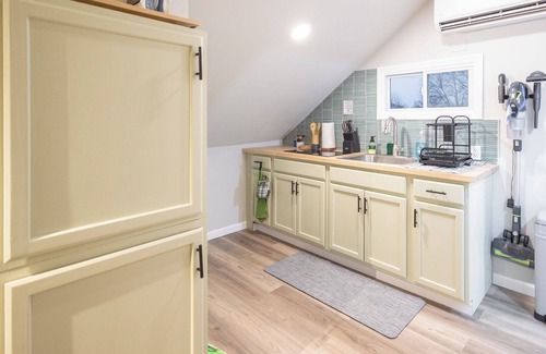 Hawthorne Apartment | Cozy 1 Bed, In-Unit Laundry, Pets, Parking, Fios, Safe, Quiet