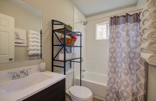 Morris Cabin | Cozy 1 bed with large private fenced yard, Near Brisbin Rd Exit, Short-Longterm