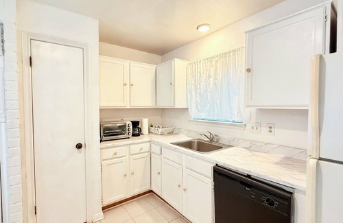 Barker House | Cozy 1 Bedroom 1 Bath Home with WiFi, AC, Full Kitchen near Energy Corridor
