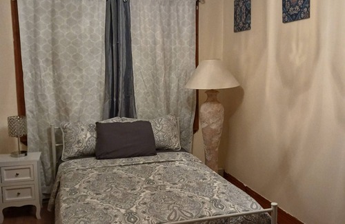New Britain House | cozy 1 bedroom 3rd floor nice quiet and conveniently located next to everything.