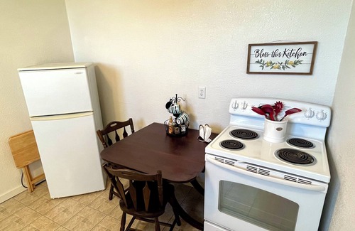 Melcher-Dallas Apartment | Cozy 1-bedroom apartment in welcoming Melcher-Dallas with AC, WiFi