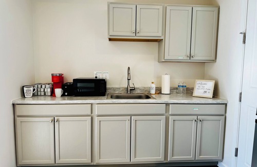 Leesburg Apartment | Cozy 1 Bedroom Apartment Heart of Leesburg, 15 Min to IAD, 40 Mins to DC