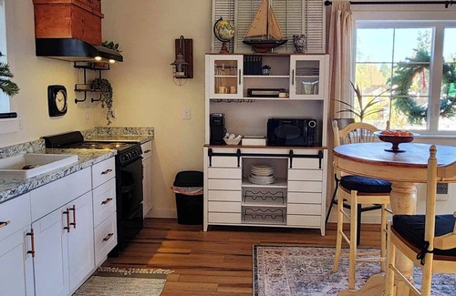 Olympia Apartment | Cozy 1-bedroom apartment. Kitchen, laundry, Wi-Fi, & beautiful bay view’s!