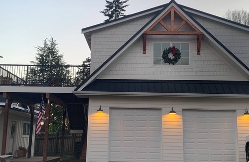 Olympia Apartment | Cozy 1-bedroom apartment. Kitchen, laundry, Wi-Fi, & beautiful bay view’s!
