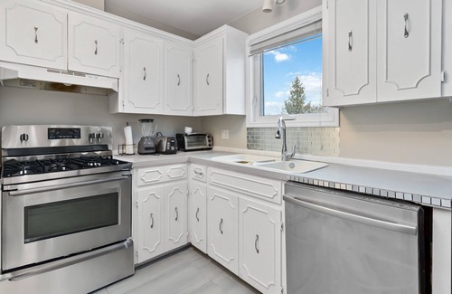 Dieppe Apartment | Cozy 1-bedroom apartment in enjoyable Dieppe with AC