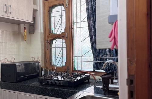 Mohal Apartment | Cozy 1-bedroom apartment in serene Kullu with WiFi