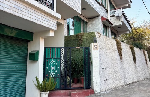 Mohal Apartment | Cozy 1-bedroom apartment in serene Kullu with WiFi