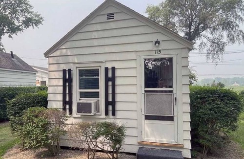 Huron Cottage | Cozy 1 bedroom Cabin #116 with AC and WiFi