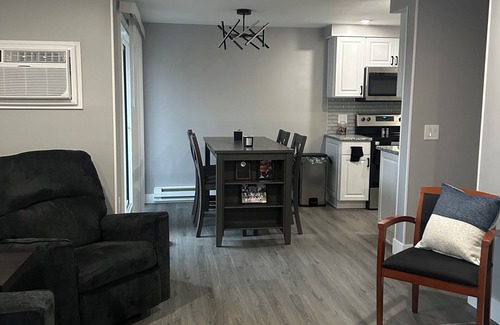 East Syracuse Condo | Cozy 1-bedroom condo Fully renovated.in fabulous E. Syracuse with WiFi, AC.