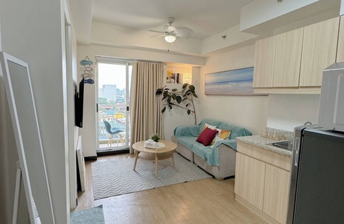 A. Bonifacio Condo | Cozy 1-bedroom condo in wonderful Quezon City with WiFi, AC, Pool view, Netflix