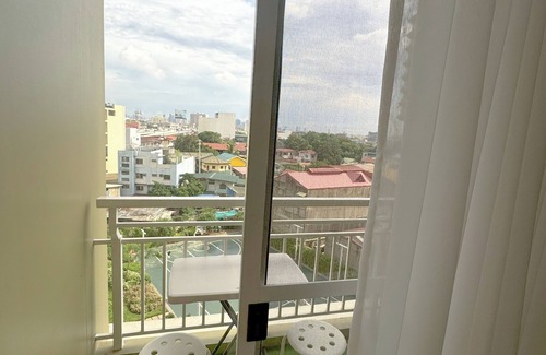 A. Bonifacio Condo | Cozy 1-bedroom condo in wonderful Quezon City with WiFi, AC, Pool view, Netflix