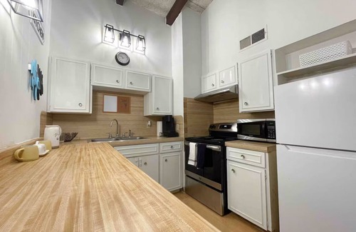 Pemberton Heights Condo | Cozy 1 bedroom condo just minutes away from Moody center and UT Austin!