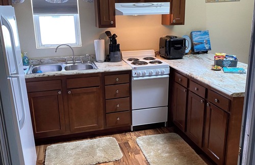 Oak Harbor Condo | Cozy 1-bedroom condo in wonderful Oak Harbor with AC, WiFi 30” boat dock