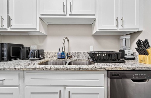 Durham Apartment | Cozy 1-bedroom Gem 5mins to Downtown: Pool-Gym-Parking