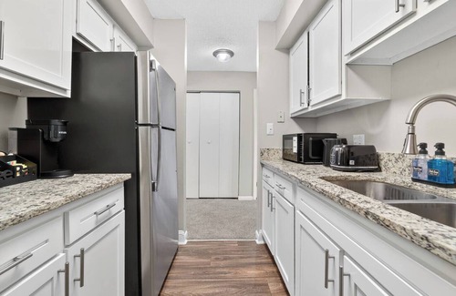Durham Apartment | Cozy 1-bedroom Gem 5mins to Downtown: Pool-Gym-Parking