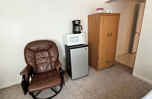 Herron Hotel | Cozy 1-bedroom hotel in amazing Hubbard Lake with WiFi, AC