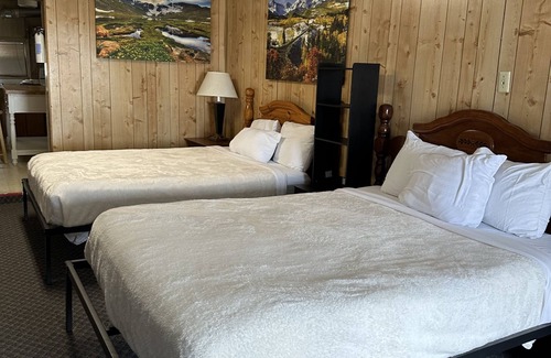 Dinosaur Hotel | Cozy 1-bedroom hotel in fabulous Dinosaur with WiFi