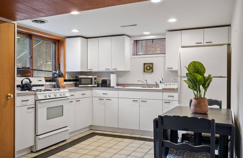 Summit - University House | Cozy 1-bedroom house in tranquil Saint Paul with AC, WiFi