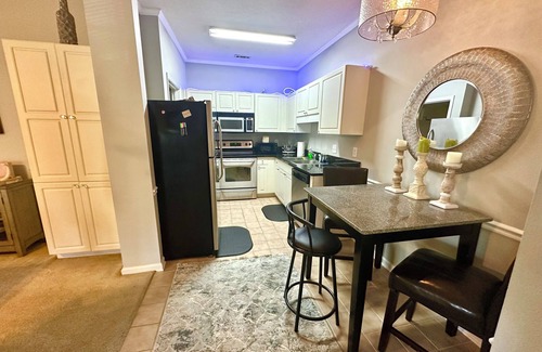 Vaught Condo | Cozy 1-bedroom in gated community filled with many amenities- blocks to beach