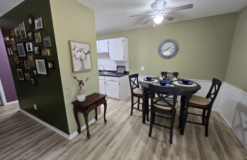 West Seventh Apartment | Cozy 1-bedroom in West 7th with WiFi, AC, sofabed, full bath and kitchen