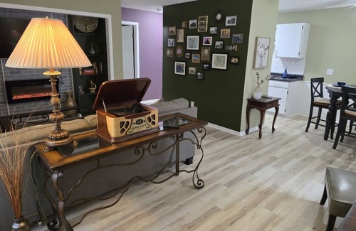 West Seventh Apartment | Cozy 1-bedroom in West 7th with WiFi, AC, sofabed, full bath and kitchen