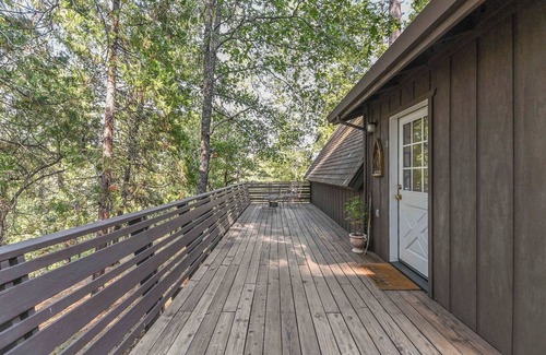 Hathaway Pines Apartment | Cozy 1-bedroom Loft Apartment in Stanislaus National Forest by Historic Murphys