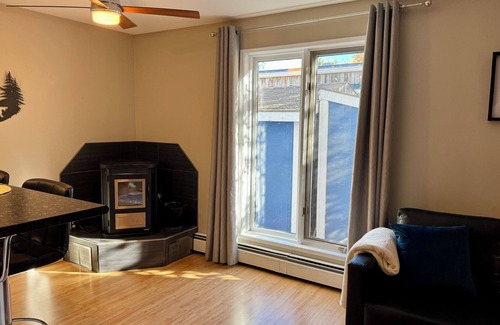 Yellowknife House | Cozy 1-bedroom suite close to downtown