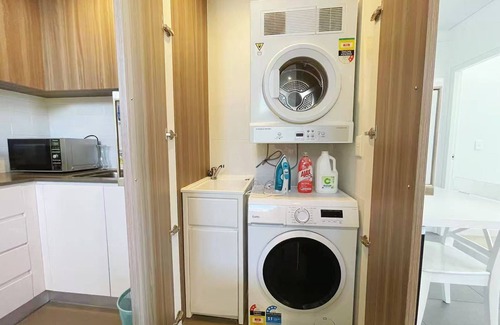 Burwood Apartment | Cozy 1B1B in Burwood CBD