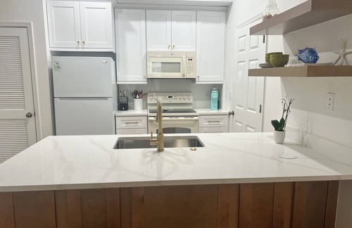 McGregor Condo | Cozy 1bed 1bath condo near Sanibel Island. Pool, fitness, hot tub.