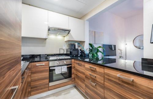 Dubai Marina Apartment | Cozy 1BR Getaway in Sparkle Tower 3, Dubai Marina buy Deluxe Holiday Homes