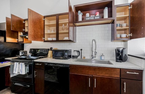 Downtown Kansas City Apartment | Cozy 1BR Near Arrowhd & TMobile Parking, Rooftop