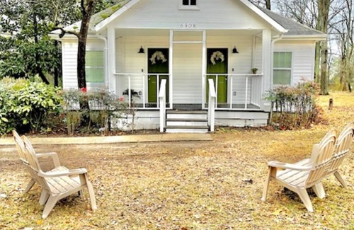 Church Street Apartment | Cozy 2/1 Duplex 10 minutes from ATL Airport- Unit B