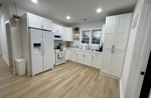 Church Street Apartment | Cozy 2/1 Duplex 10 min from ATL Airport- Unit A