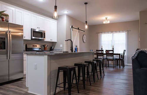 Sycamore House | Cozy 2 bed condo featuring king master suite with office in Sycamore