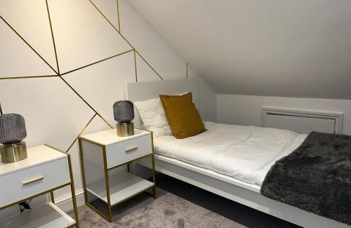 Clementswood House | Cozy 2 Bed Home in Ilford- Contractors & Groups Welcome