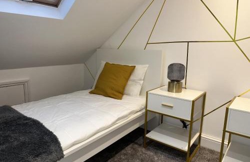 Clementswood House | Cozy 2 Bed Home in Ilford- Contractors & Groups Welcome