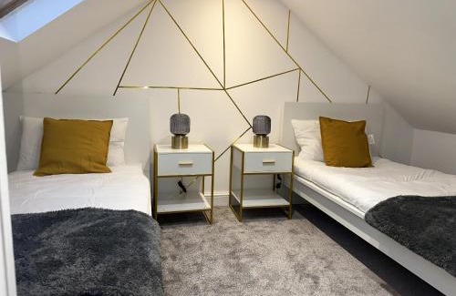 Clementswood House | Cozy 2 Bed Home in Ilford- Contractors & Groups Welcome