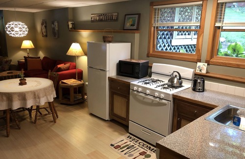 Waterford Apartment | Cozy 2 bedrm apart with full kitchen surrounded by woods 25 mins from Milwaukee