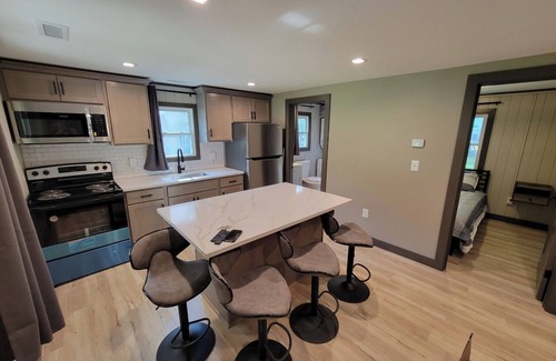 St. Helen Cabin | Cozy 2-bedroom cabin with WiFi, AC, garage, sleeps 6 in Saint Helen 222