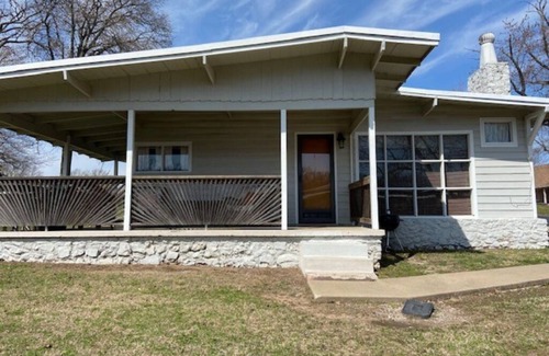 Cleora Cottage | Cozy 2 Bedroom 1 Bath Lake Front Cottage