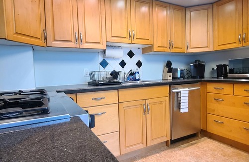 Whyte ave House | Cozy 2-Bedroom 7min Walk Distance to Hospital & UofA