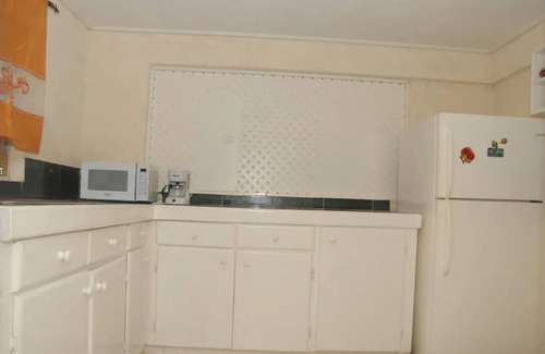 Maynards House | Cozy 2 bedroom air conditioned 1 bathroom apartment with swimming pool .