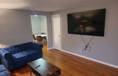 Deer Park Apartment | Cozy 2 bedroom Apartment close to kenwood mall and all major amentiies