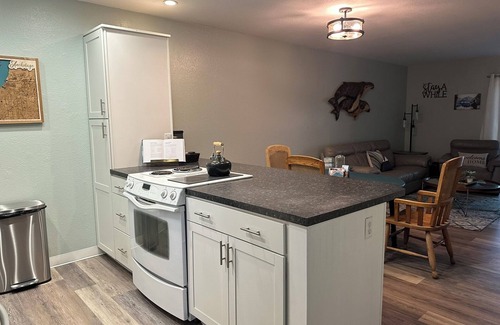 Huffman - O' Malley Apartment | Cozy 2-bedroom apartment in enchanting Anchorage with WiFi